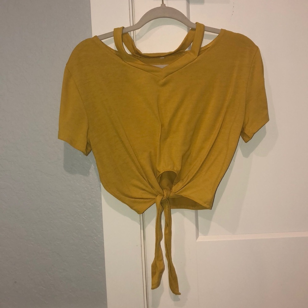 Woman’s Yellow crop top. (stretchy material)